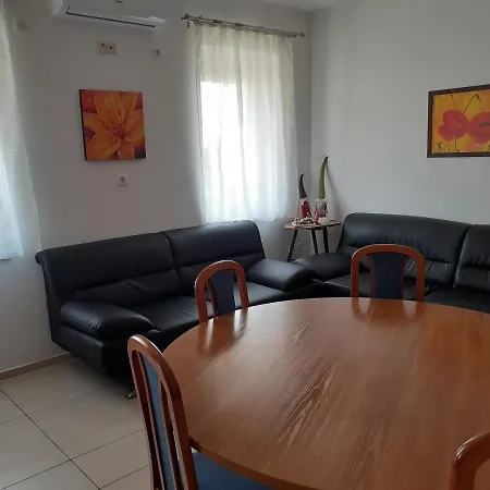 Mulató Utca 1, 8 Személyre